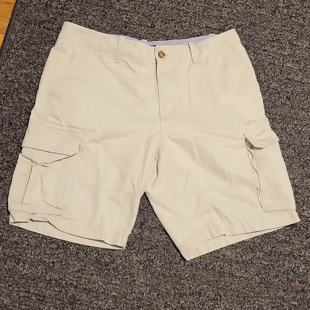 Hilfiger men's classic fit shorts beige color size 34 L/XL pre-owned.